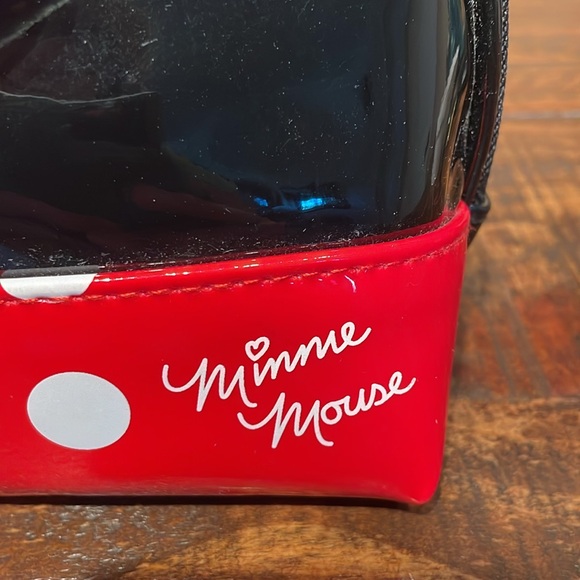 Disney x The Crème Shop Patent Pvc Minnie Mouse Makeup Bag - Picture 4 of 6